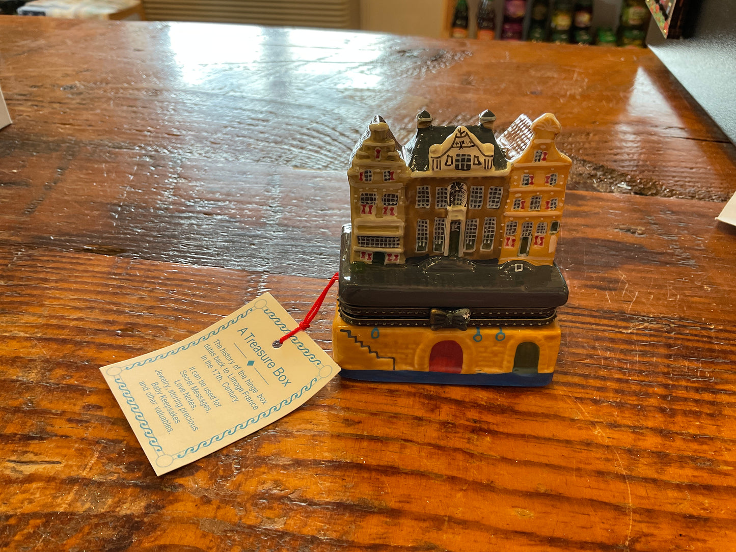 Hinge box: canal house